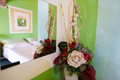 a room with a flower arrangement on a wall at Hotel Villa Belfiori in Torre Dei Corsari