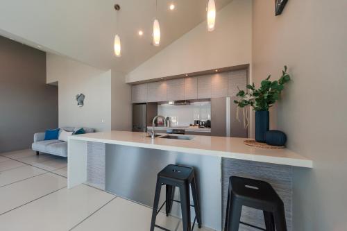 Kuchyň nebo kuchyňský kout v ubytování 70Tory Apartment Hotel