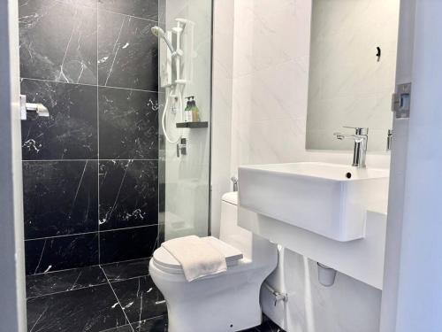 Ванная комната в Beacon Executive Suites #Executive #SkyPool #Georgetown #6pax #2BR 2bath #1Queen 4Single #Quality well maintained #Private host