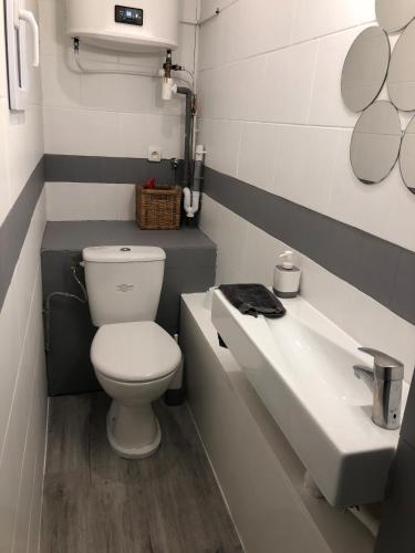 une salle de bain avec toilettes et lavabo dans l'établissement Le Studio du Square, à Paris