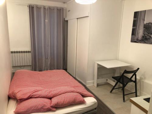 une chambre avec un lit avec deux oreillers dessus dans l'établissement Le Studio du Square, à Paris