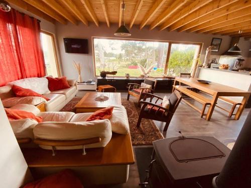 un salon avec des canapés blancs et une table dans l'établissement Villa avec WIFI, jardin, sur l'étang de Ploumanac'h à PERROS-GUIREC - Réf 406, à Perros-Guirec