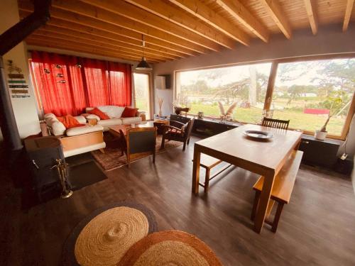 un salon avec un canapé et une table dans l'établissement Villa avec WIFI, jardin, sur l'étang de Ploumanac'h à PERROS-GUIREC - Réf 406, à Perros-Guirec