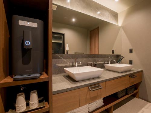 a bathroom with two sinks and a large mirror at Rakuten STAY TERRACE Hakone Kowakudani in Hakone