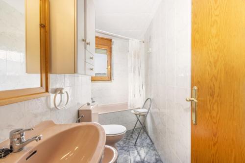 a bathroom with a sink and a toilet at Casa Font Sant Martí de Barcedana in Aransís