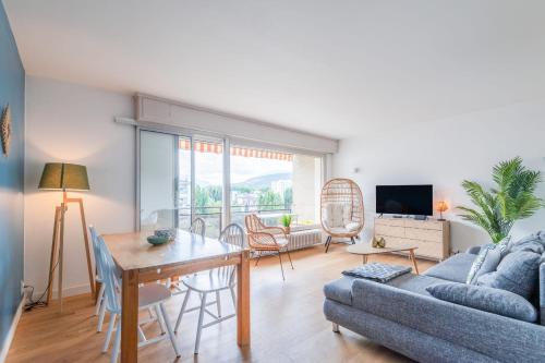 un salon avec un canapé et une table dans l'établissement La Tournette - Appartement confortable à deux pas du lac, à Annecy