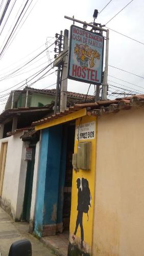 a hostel sign on the side of a building at Hospedagem Casa De Familia in Paraty
