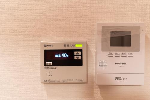 an electronic device with the time on its display at 大吉屋本館 ワンフロア貸切部屋 名駅離れ in Nagoya