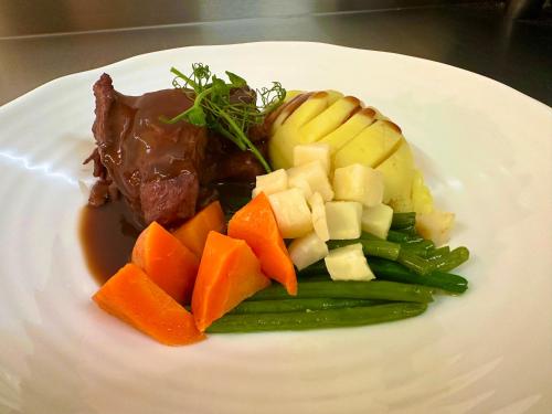 ホテルの敷地内または近くでの食事または食べ物