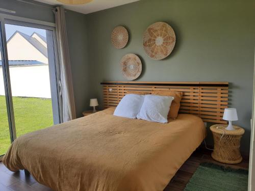 une chambre avec un grand lit et une fenêtre dans l'établissement Villa Jacuzzi au pied de la Baie du Mont St Michel, à Genêts