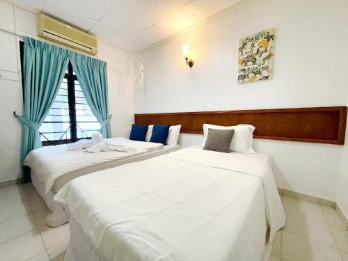 due letti in una stanza con finestra di A'FAMOSA Pool Villa by S&T Homez ad Alor Gajah