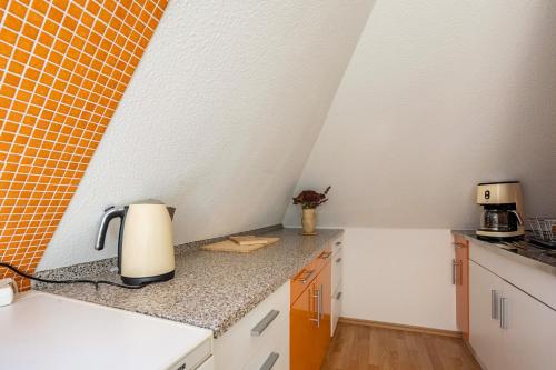 a kitchen with a coffered ceiling and a cofferenser at Yvette's Ferienwohnung in Lugau