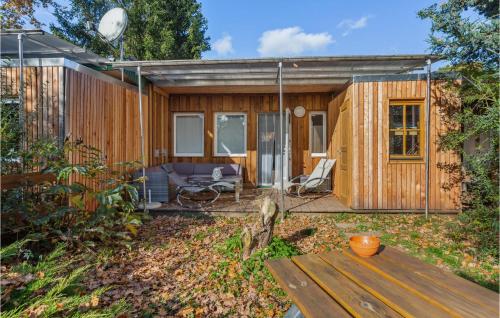 a tiny house in a yard with a bench at Lovely Home In Zeulenroda-Triebes in Stelzendorf