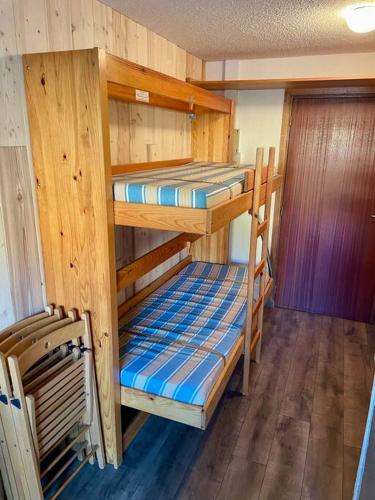 deux ensembles de lits superposés dans une chambre dans l'établissement Studio moderne avec balcon et parking couvert - Famille de 4 ou Couple, à Chamrousse