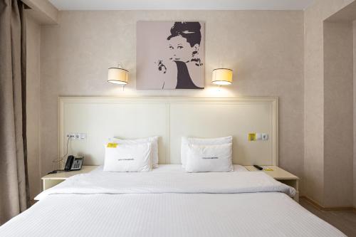 Una cama o camas en una habitación de Helios Hotel & SPA