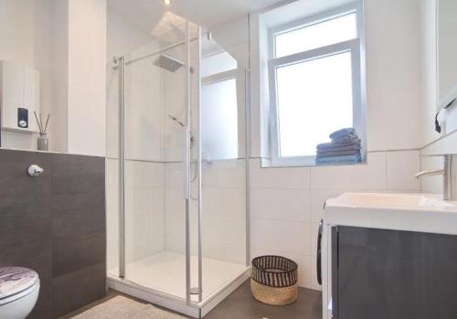 Ένα μπάνιο στο Luxuriöse 2,5 Zimmer Oase Komplett ausgestattet in Top Lage