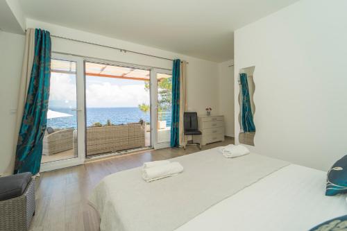 Giường trong phòng chung tại Beachfront Villa Grski Rat Korčula with pool
