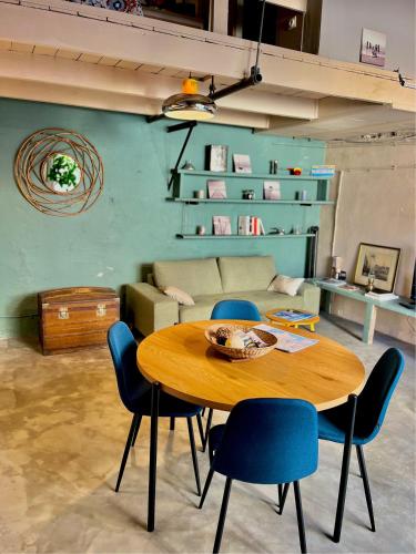 - un salon avec une table et des chaises dans l'établissement Atypique et Charmant Nid Urbain, à Marseille