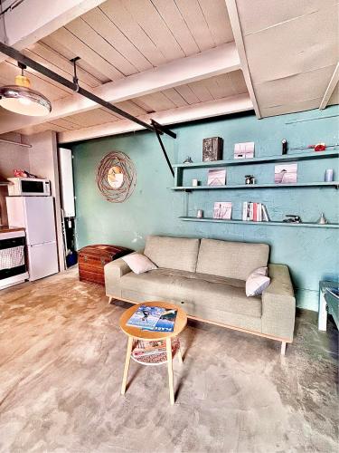 un salon avec un canapé et une table dans l'établissement Atypique et Charmant Nid Urbain, à Marseille
