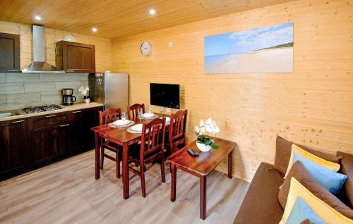 ミエレンコにある2 Bedroom Cozy Home In Mielenkoのキッチン、ダイニングルーム(テーブル、椅子付)