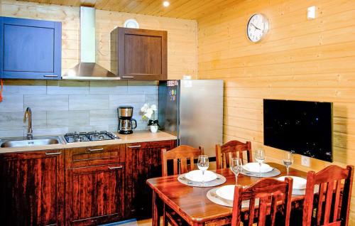 Η κουζίνα ή μικρή κουζίνα στο Stunning Home In Mielenko With Wifi
