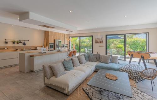 un salon avec un canapé et une cuisine dans l'établissement Amazing Home In Solliès-Toucas, à Solliès-Toucas