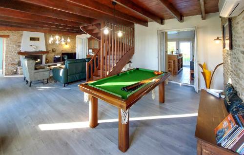 Τραπέζι μπιλιάρδου στο Gorgeous Home In Saint Pabu With Wifi