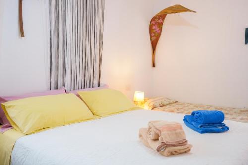 a bedroom with a bed with towels on it at Hotel Villa Belfiori in Torre Dei Corsari