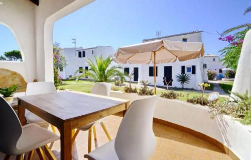 eine Terrasse mit einem Tisch und Stühlen sowie ein Haus in der Unterkunft Casarena in Cala d´Or