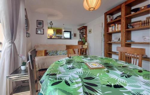 d'une salle à manger avec une table arborant un motif vert. dans l'établissement Nice Apartment In Saint-Malo With Wifi, à Saint-Malo