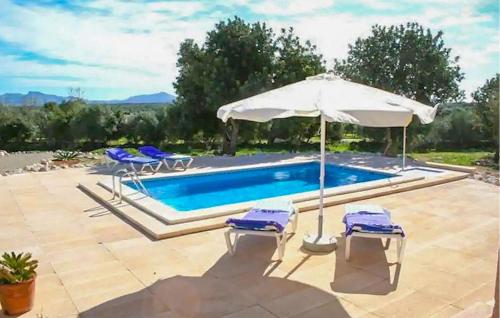 Bazén v ubytování Petit Saraix nebo v jeho okolí