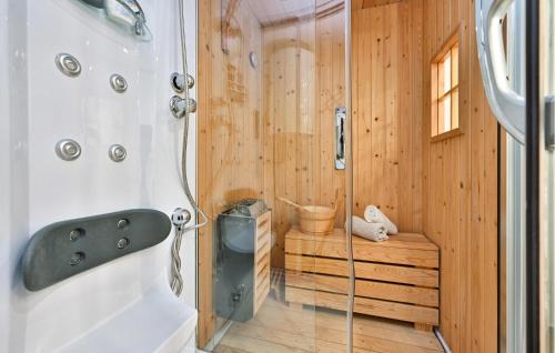 Ένα μπάνιο στο Gorgeous Home In Gornja Voca With Sauna