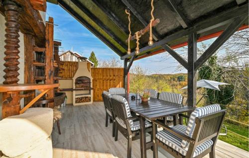 Μπαλκόνι ή βεράντα στο Gorgeous Home In Gornja Voca With Sauna