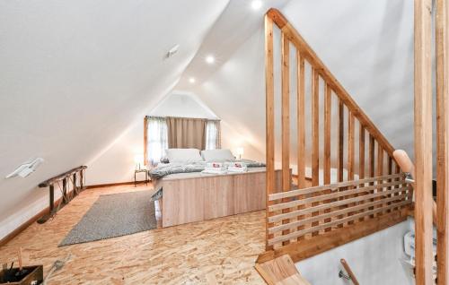 Ένα ή περισσότερα κρεβάτια σε δωμάτιο στο Gorgeous Home In Gornja Voca With Sauna