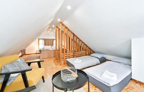 Χώρος καθιστικού στο Gorgeous Home In Gornja Voca With Sauna