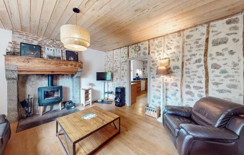 Μια τηλεόραση ή/και κέντρο ψυχαγωγίας στο Pet Friendly Home In Saint Estephe