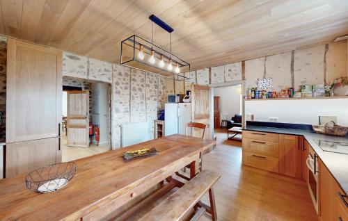 - une cuisine avec une table en bois dans une chambre dans l'établissement Pet Friendly Home In Saint Estephe, à Saint-Estèphe