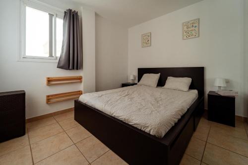 a bedroom with a large bed and a window at Apartment happy place mit Meerblick in Alcalá
