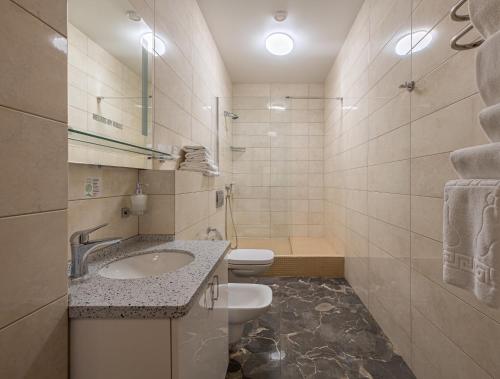 Un baño de Helios Hotel & SPA