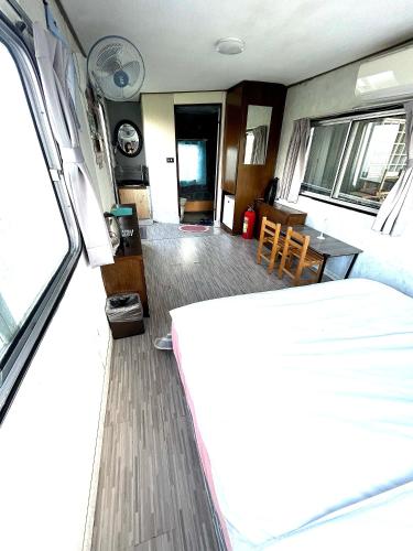 an rv room with a bed and a dining room at 巴斯拉岸民宿 in Chenggong