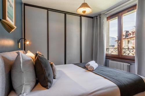 une chambre avec un lit avec une grande fenêtre dans l'établissement Bel Oiseau - Hypercentre - Balcon -Chamonix, à Chamonix-Mont-Blanc