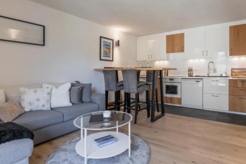 un salon avec un canapé et une table dans l'établissement Bel Oiseau - Hypercentre - Balcon -Chamonix, à Chamonix-Mont-Blanc