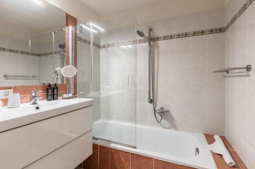une salle de bain avec une douche, une baignoire et un lavabo dans l'établissement Bel Oiseau - Hypercentre - Balcon -Chamonix, à Chamonix-Mont-Blanc