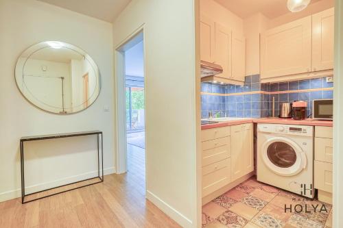 Il comprend une cuisine équipée d'un lave-linge et d'un miroir. dans l'établissement Le Chaleureux - Proche de Paris - 334B, à Nogent-sur-Marne