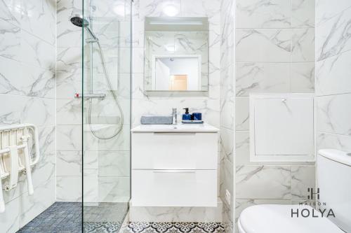 une salle de bain blanche avec une douche et un lavabo dans l'établissement Le Chaleureux - Proche de Paris - 334B, à Nogent-sur-Marne