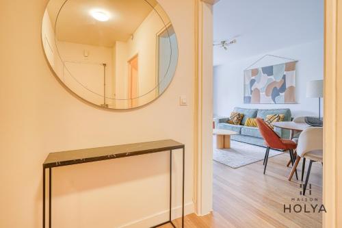 - un salon avec un miroir et une table dans l'établissement Le Chaleureux - Proche de Paris - 334B, à Nogent-sur-Marne