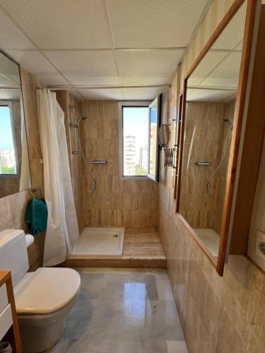 een badkamer met douche en toilet bij Loft beach in Alicante