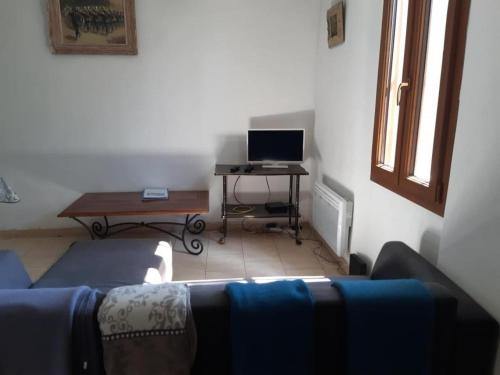 TV a/nebo společenská místnost v ubytování Paul a 12 km de la mer