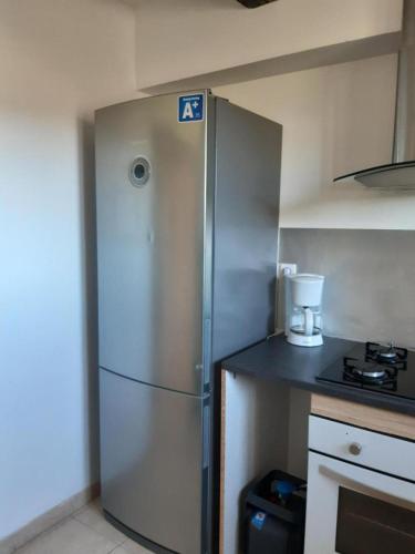 La cuisine est équipée d'un réfrigérateur en acier inoxydable. dans l'établissement Paul a 12 km de la mer, à Roquebrune-sur Argens