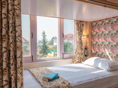 Postel nebo postele na pokoji v ubytování Moustache Srinagar